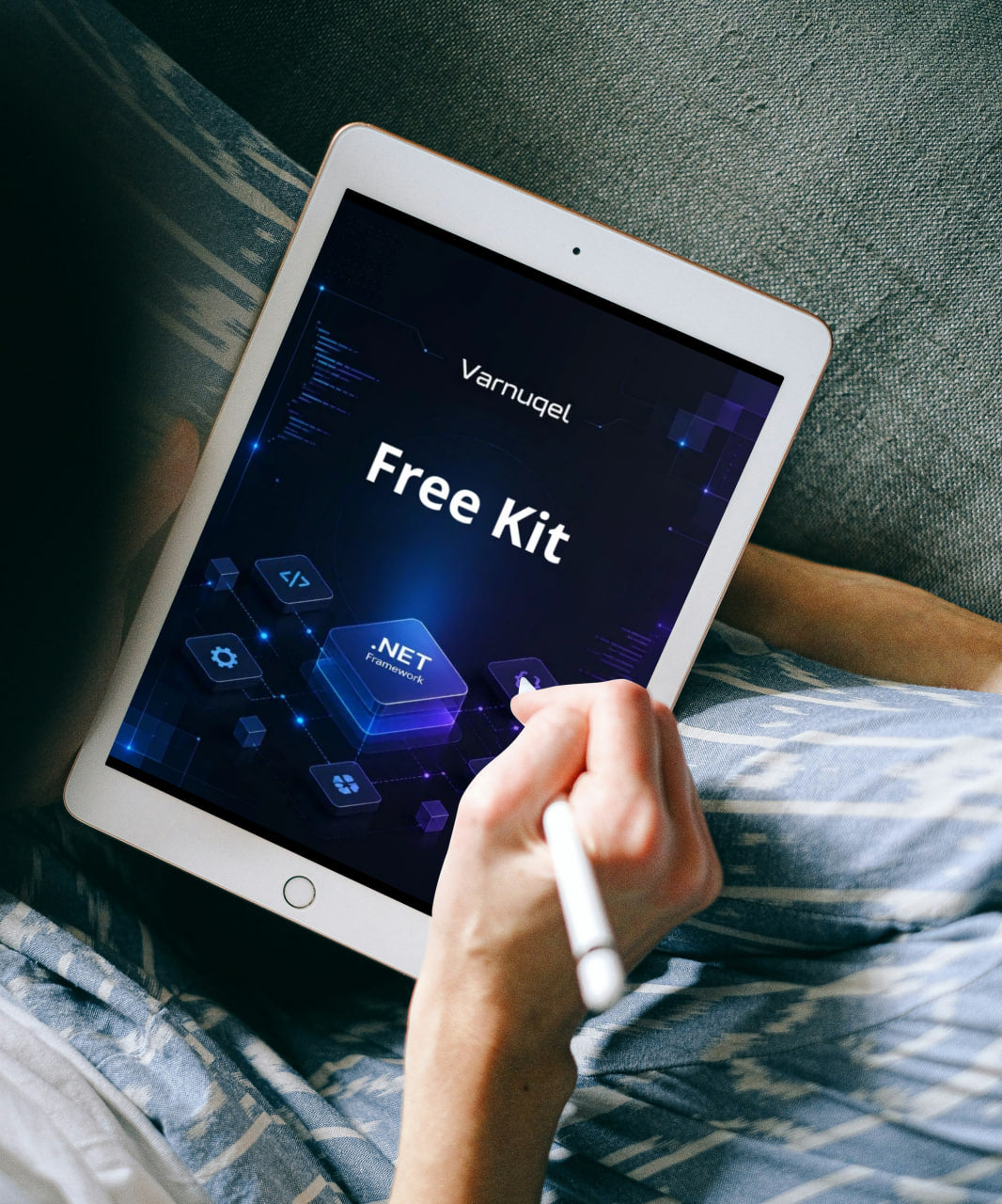 Person holding a tablet with Varnuqel Free Kit displayed on the screen.